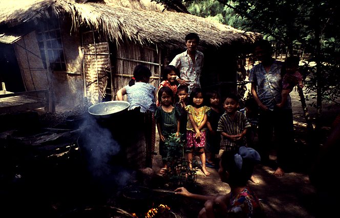 Vietnam photos - Near Hué - Family in a small village
