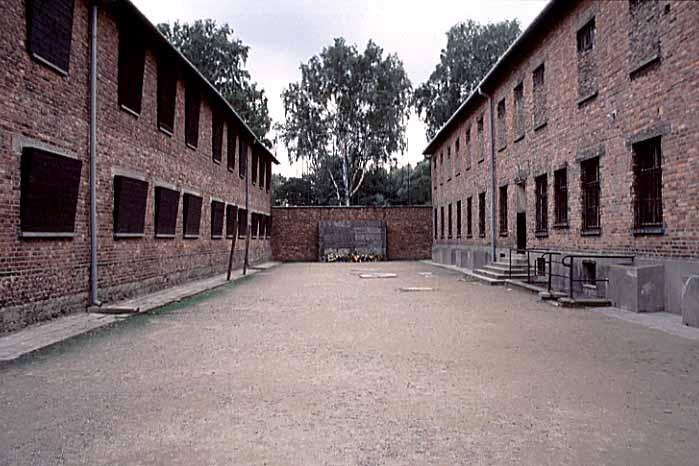 Poland photos - Auschwitz I - Execution Courtyard - color