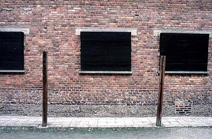 Poland photos - Auschwitz I - Execution Courtyard - Punishment Stakes - color