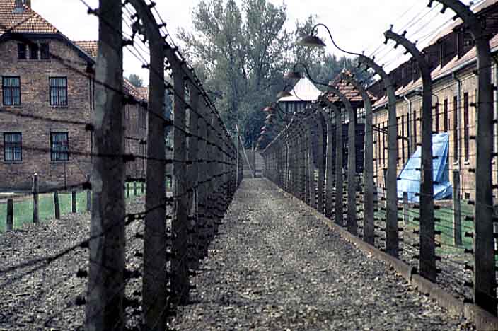 Poland photos - Auschwitz I - Fences - color