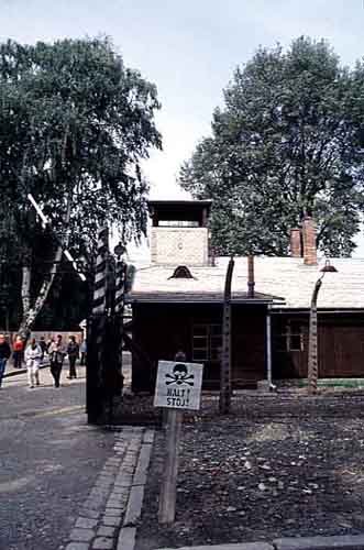 Poland photos - Auschwitz I - Main Gateway Barrack - color