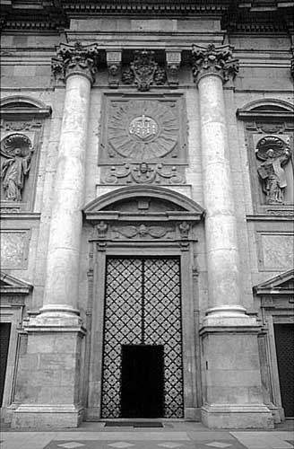 Poland photos - Krakow - Main Church - b&w