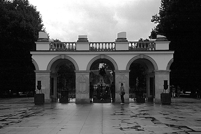 Poland photos - Warsaw - Memorial - b&w