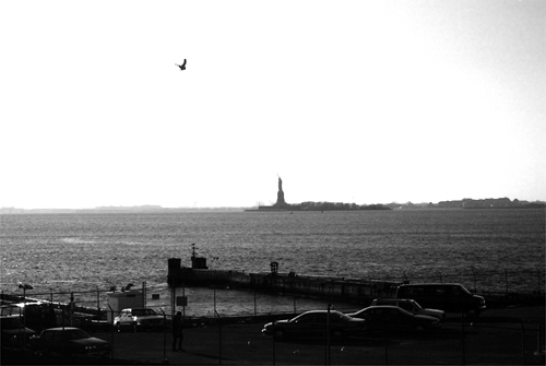 New York City photos -Battery Park - View onto the Statue of Liberty